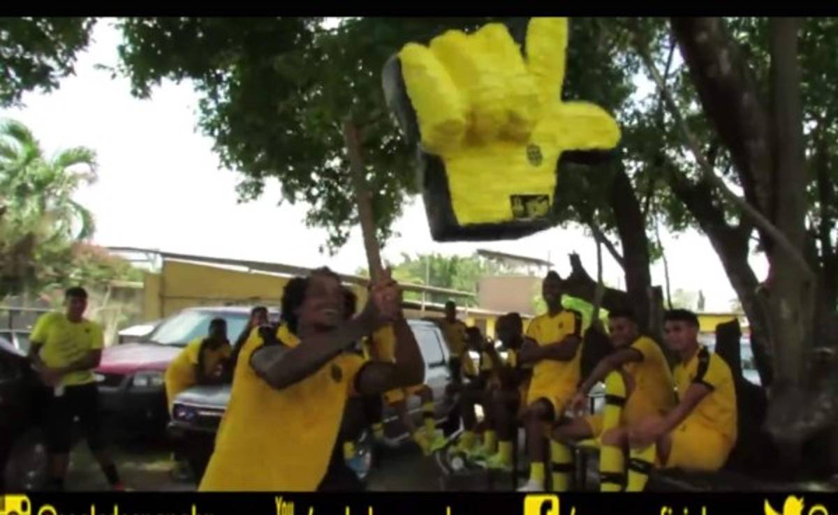 Jugadores del Real España revientan piñata en 87 aniversario del club