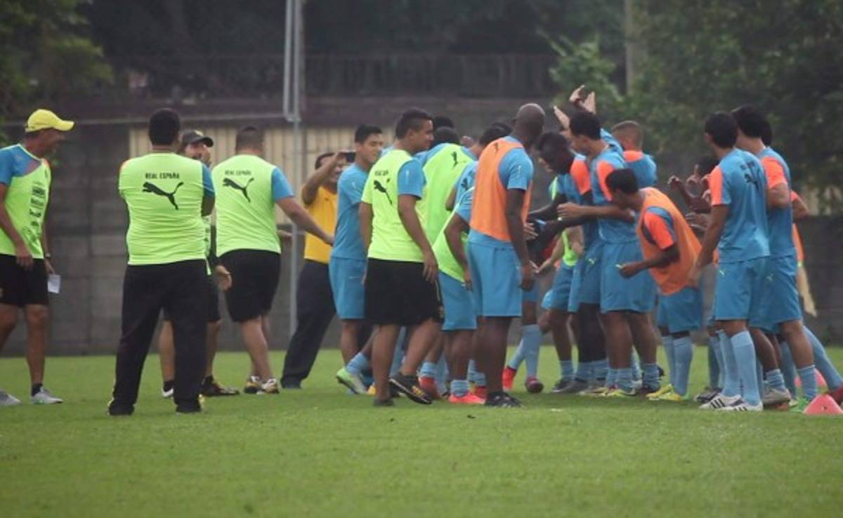 VIDEO: Jugadores del Real España 'bautizaron' al uruguayo Bruno Foliados