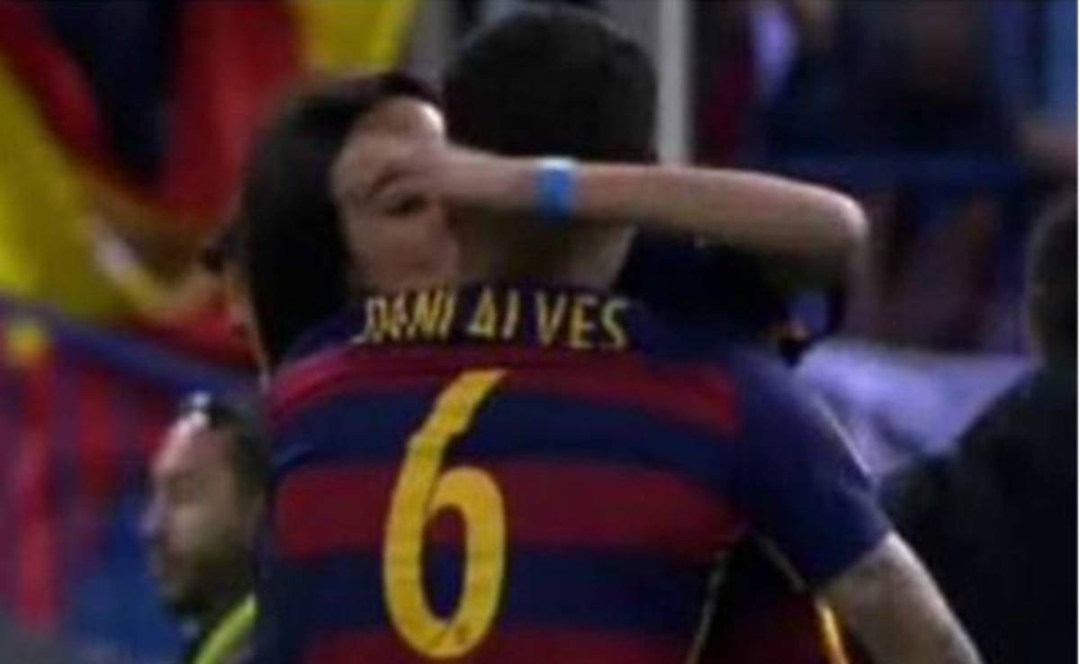 El besuqueo de Dani Alves y su novia en el Vicente Calderón