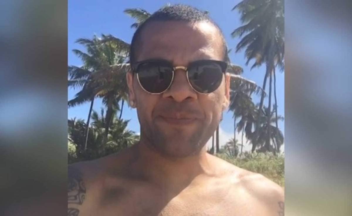 VIDEO: Dani Alves se relaja cantando en una isla