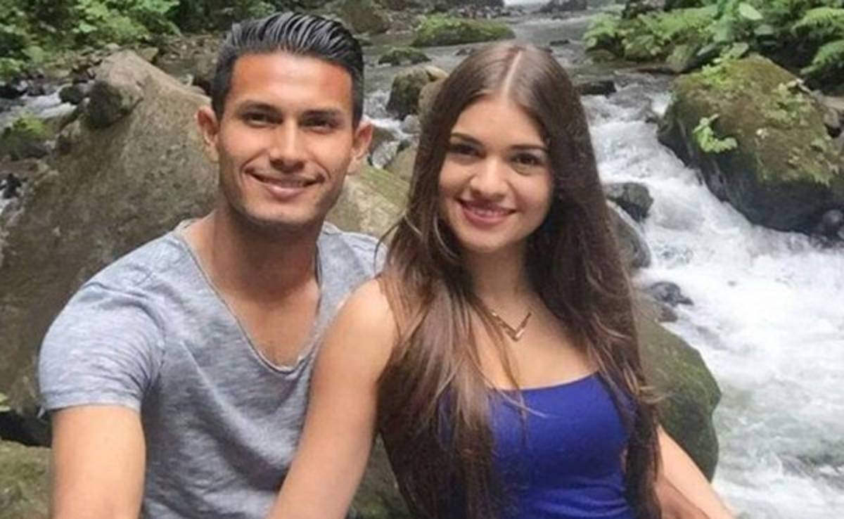 Jugador tico pidió la mano de su novia antes de viajar al extranjero