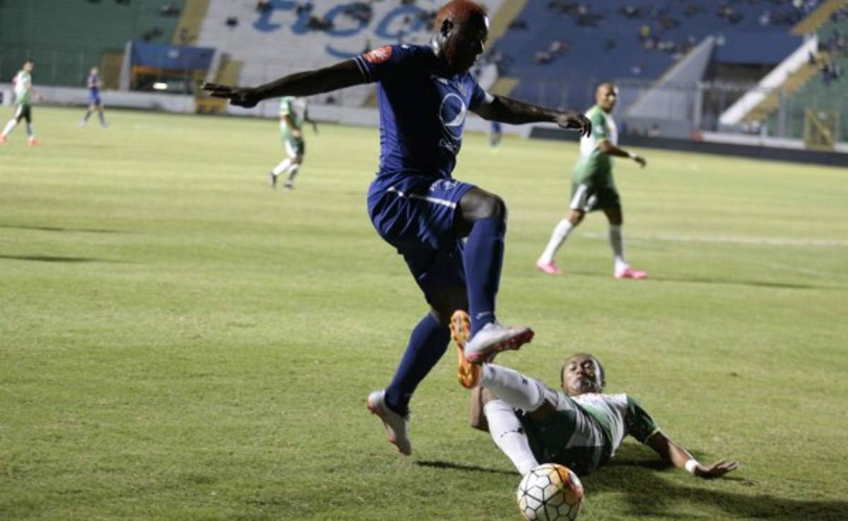 Wilmer Crisanto y su llamativo color de pelo en el Motagua-Juticalpa