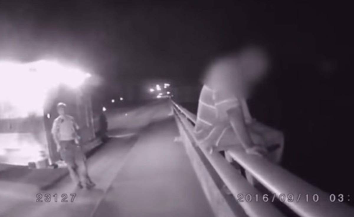 VIDEO: Policía salva a hombre suicida hablándole de fútbol
