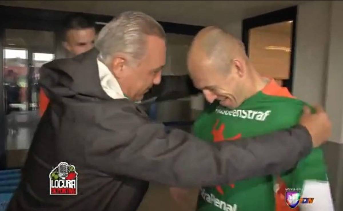 VIDEO: Regalan a Arjen Robben una camisa del 'No Era Penal'