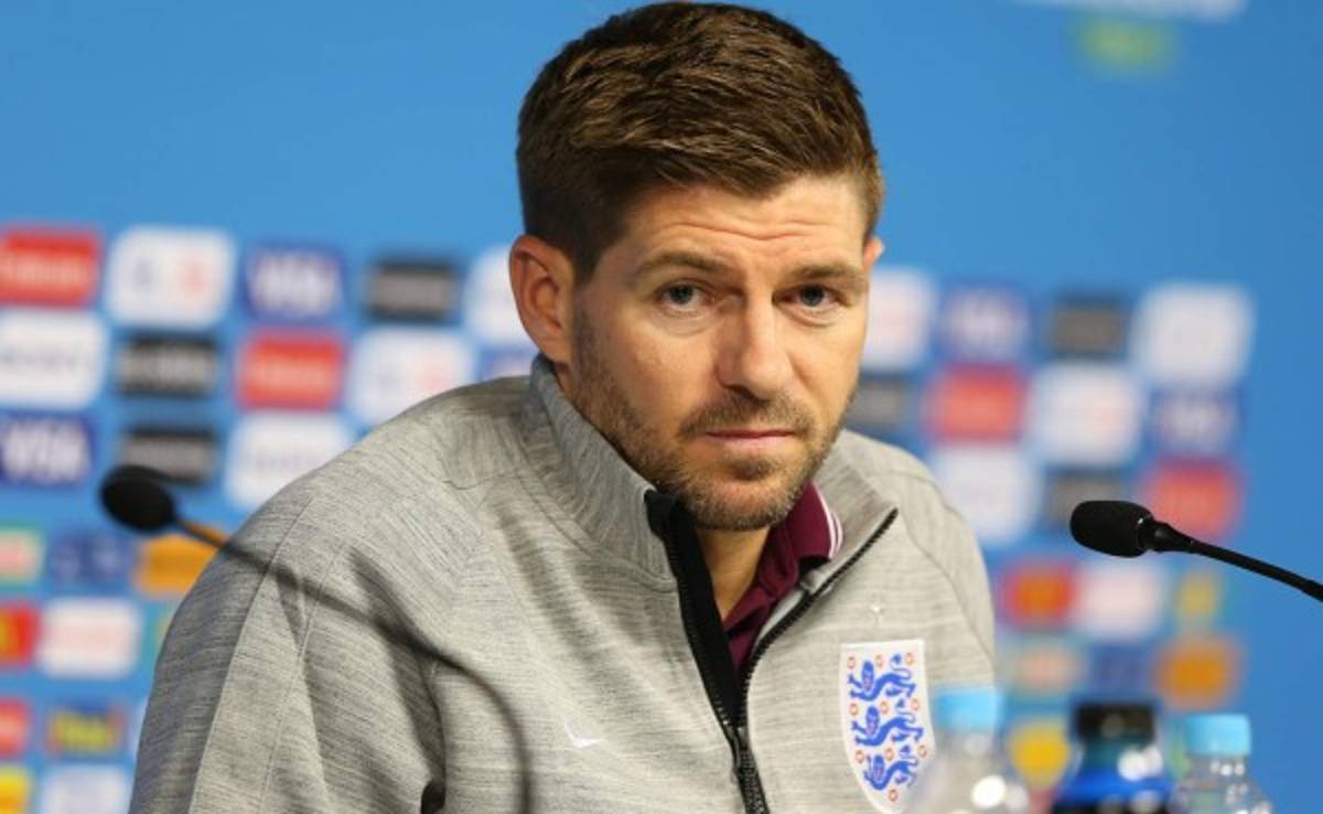 Steven Gerrard aún no sabe si se retirará de la selección de Inglaterra