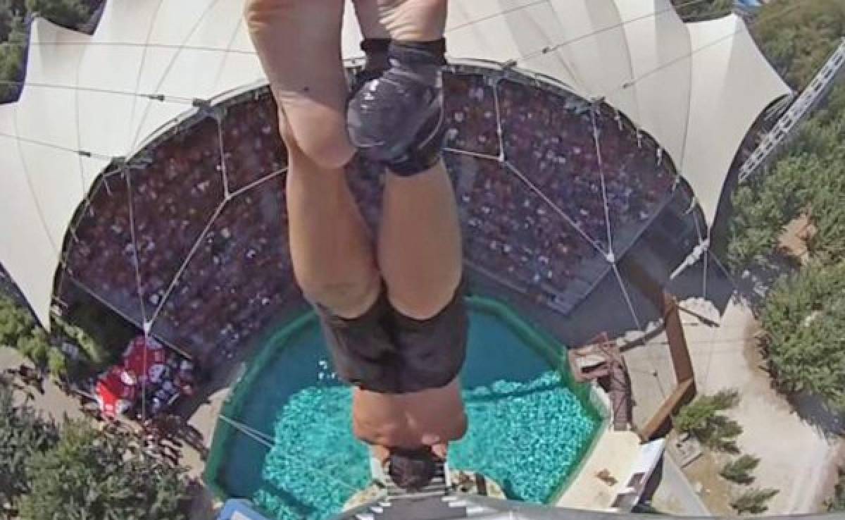 VIDEO: Mexicano hace un clavado a 25 metros de altura parado de manos