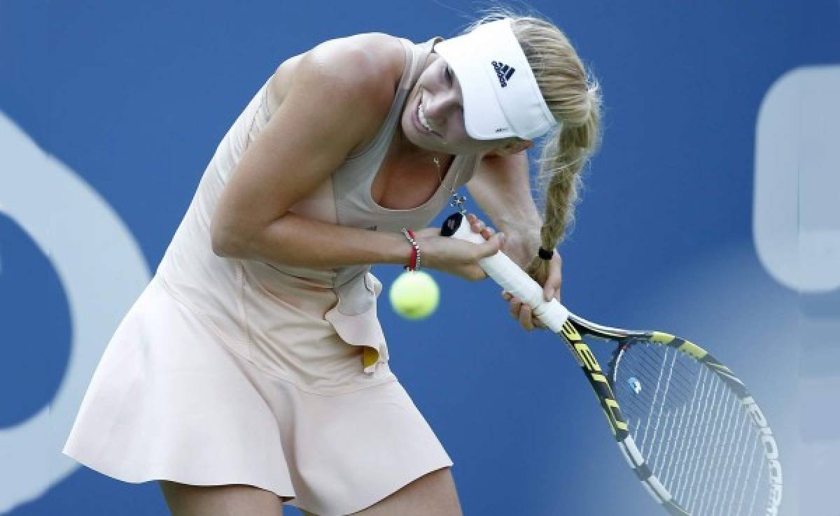 VIDEO: A Wozniacki se le enredó el pelo en la raqueta en pleno juego
