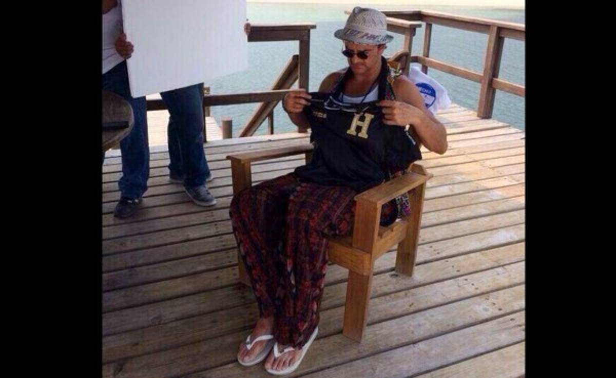 Ricardo Arjona está en Roatán y posa con la camisa de Honduras
