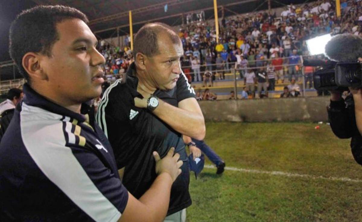 VIDEO: Wilmer Cruz es agredido al final del partido