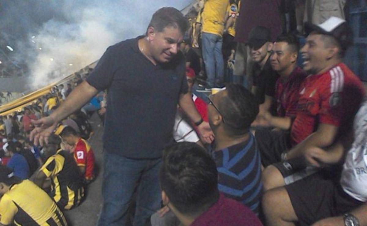 Mateo Yibrín ahora mira los partidos de Real España en las gradas de sol