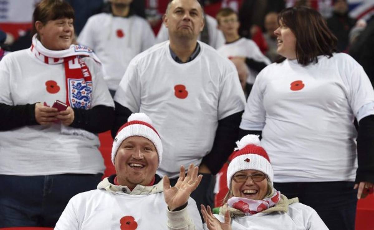 Inglaterra y Escocia desafían a la FIFA y lucen la amapola en el brazalete