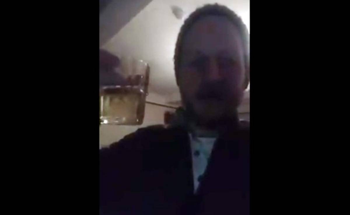 VIDEO: Tuvo que beberse su propia orina tras perder apuesta sobre Van Gaal