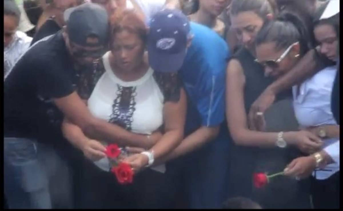 VIDEO: Madre de Arnold Peralta: 'Cada uno de estos pétalos es el amor que te tengo hijo'