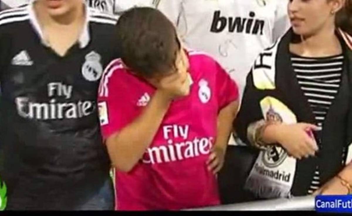 VIDEO: Iker Casillas ignora a niño que le lloró por la camisa