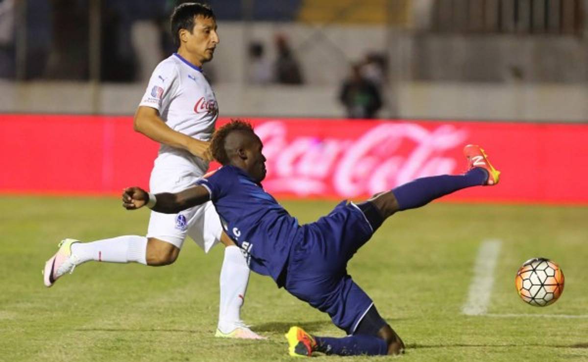 VIDEO: La fuerte entrada de Héctor Castellanos sobre Estupiñán y se ganó la roja