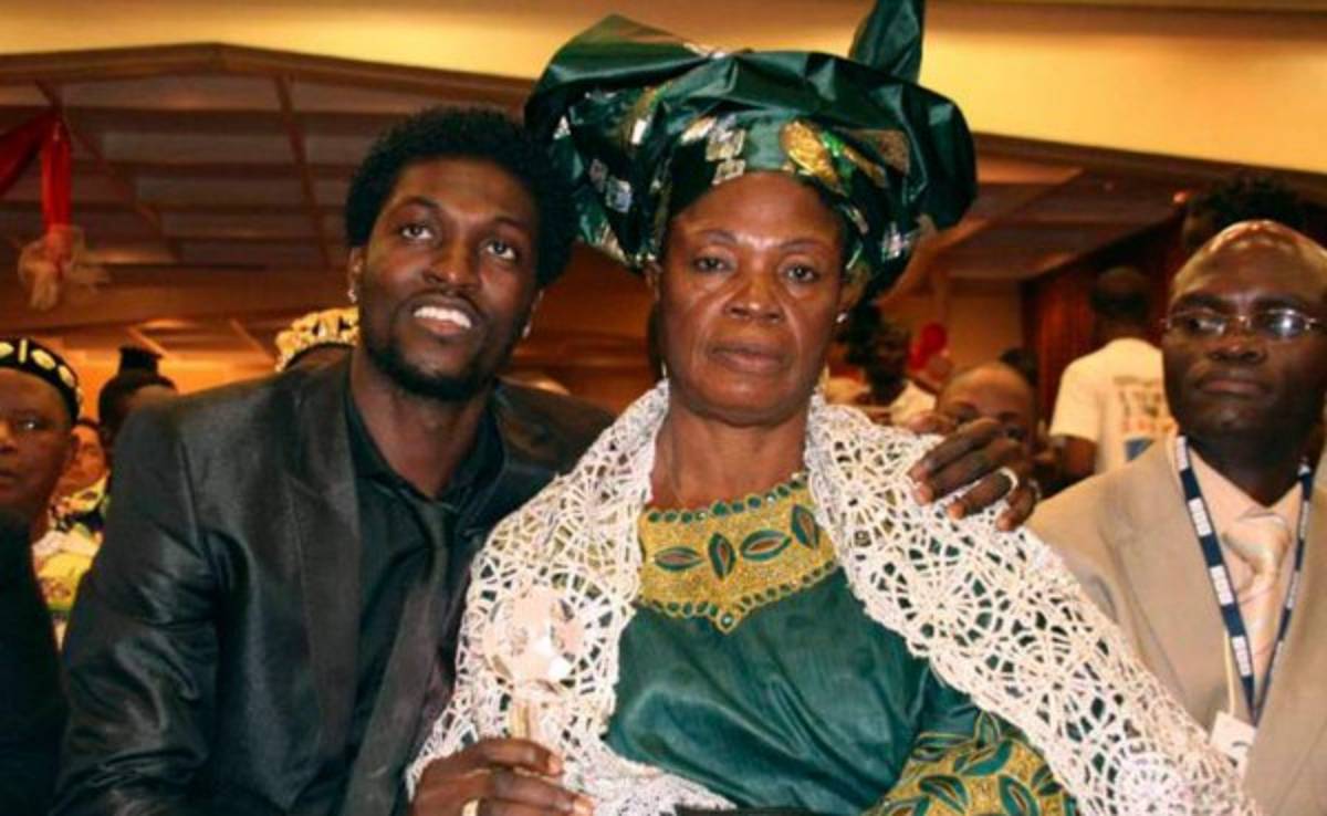 Adebayor acusa a su madre de hacerle brujería