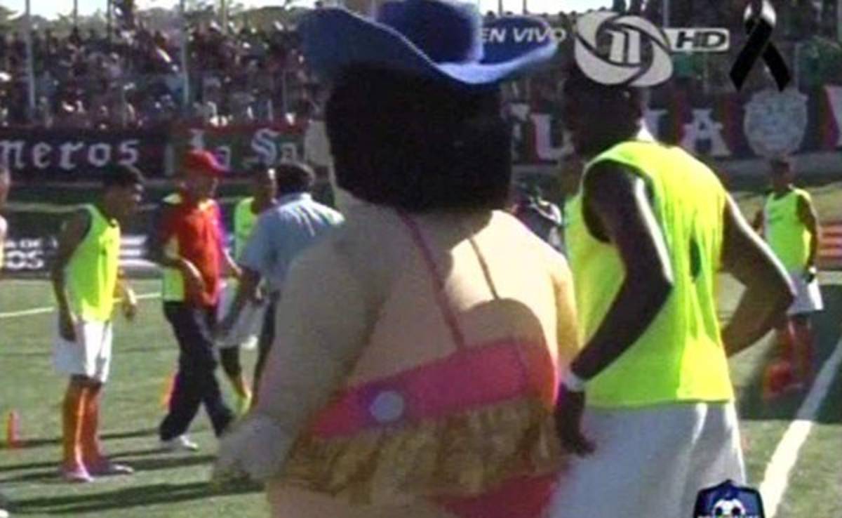 VIDEO: Mascota de Copa Presidente reparte besos a jugadores en Gracias