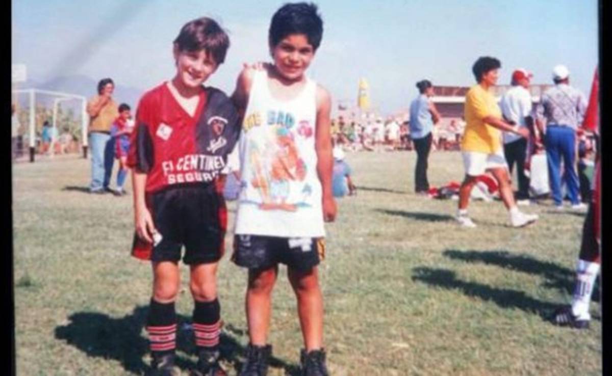 El argentino Leo Messi jugaba a los tiros libres ¡con muñecas!