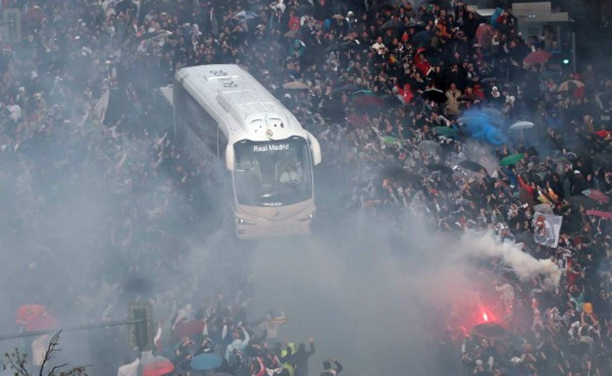 VIDEO: El espectacular recibimiento de la afición al Real Madrid en el Bernabéu