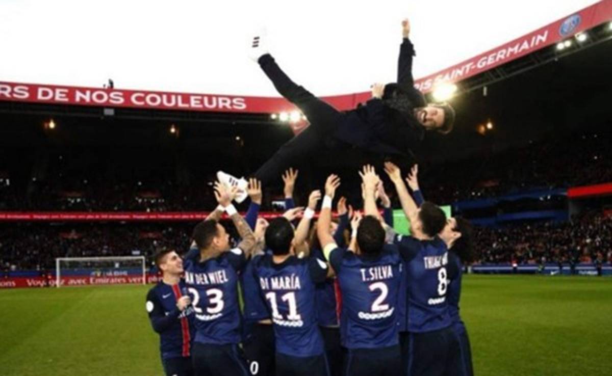 VIDEO: La emotiva despedida de los jugadores del PSG a Lavezzi