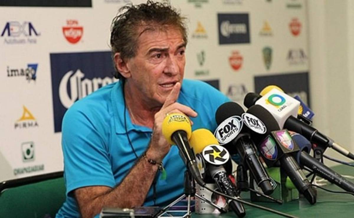 40 años después, Ricardo La Volpe se corta el bigote en México