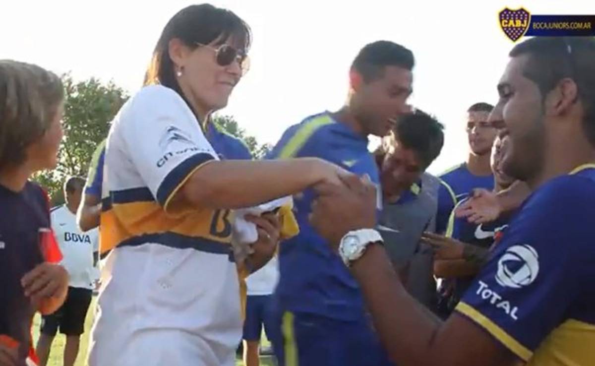 VIDEO: Le pide matrimonio frente al plantel de Boca Juniors