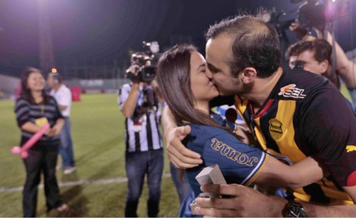 ¡Le pide matrimonio en el estadio Morazán previo al Real España-Motagua!