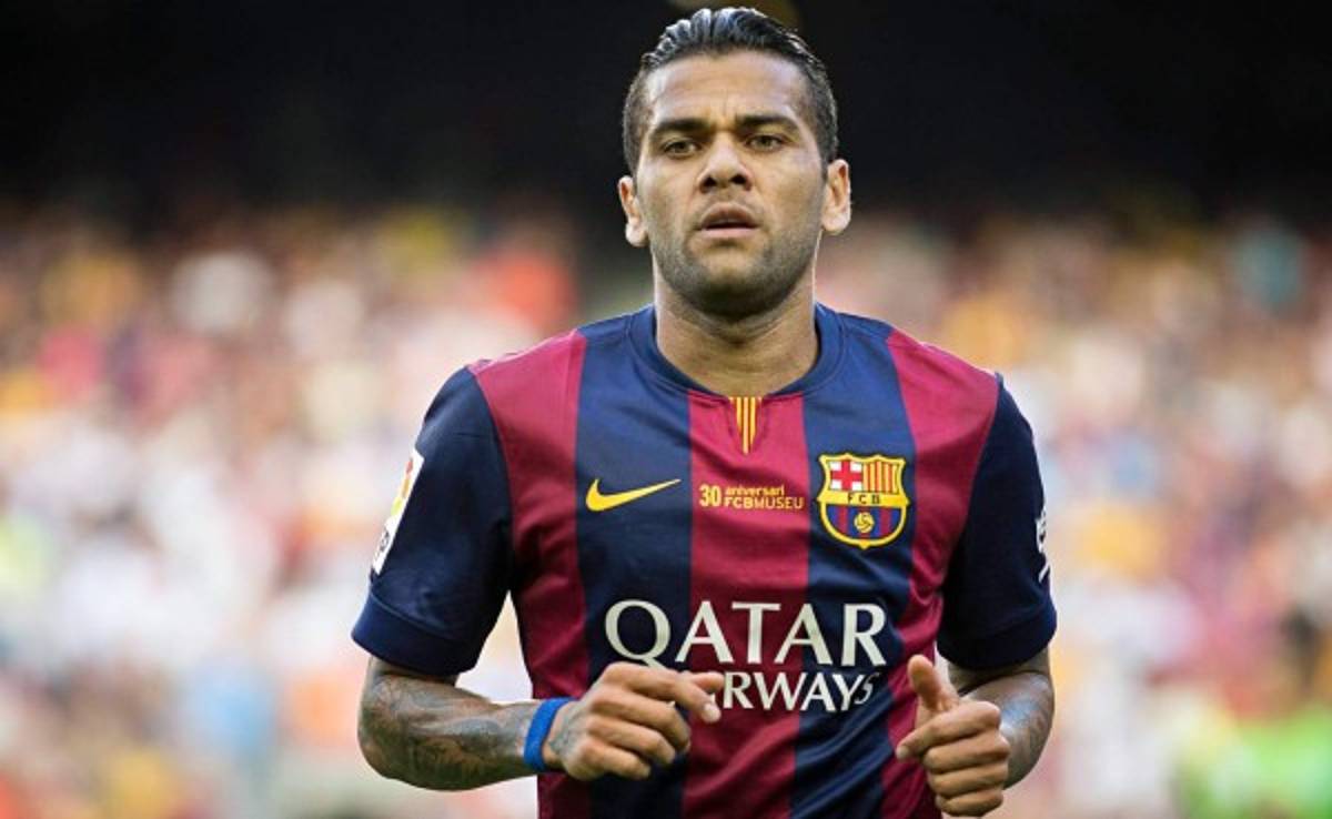 Barcelona deja solo a Dani Alves tras arremeter contra los medios