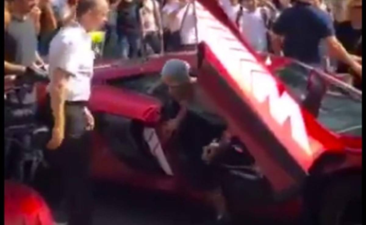 VIDEO: Ronaldinho llega a San Siro como estrella de cine