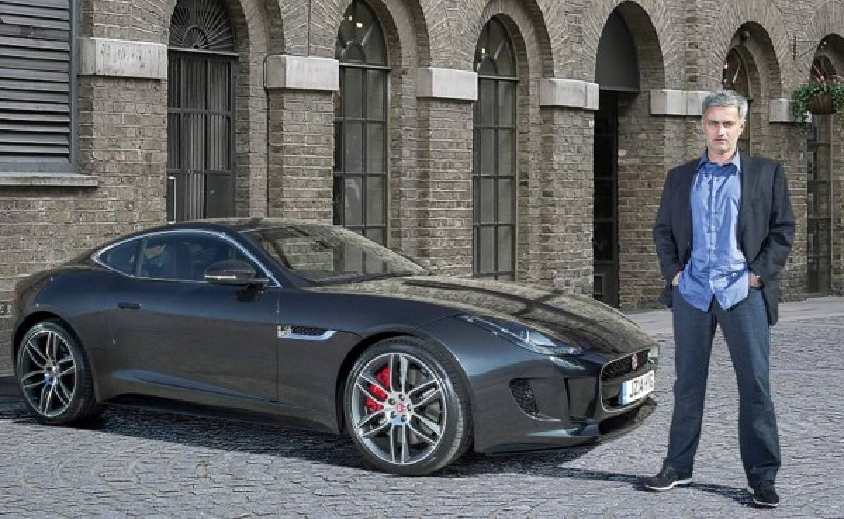 Mourinho recibe de regalo el primer Jaguar F-Type R Coupé