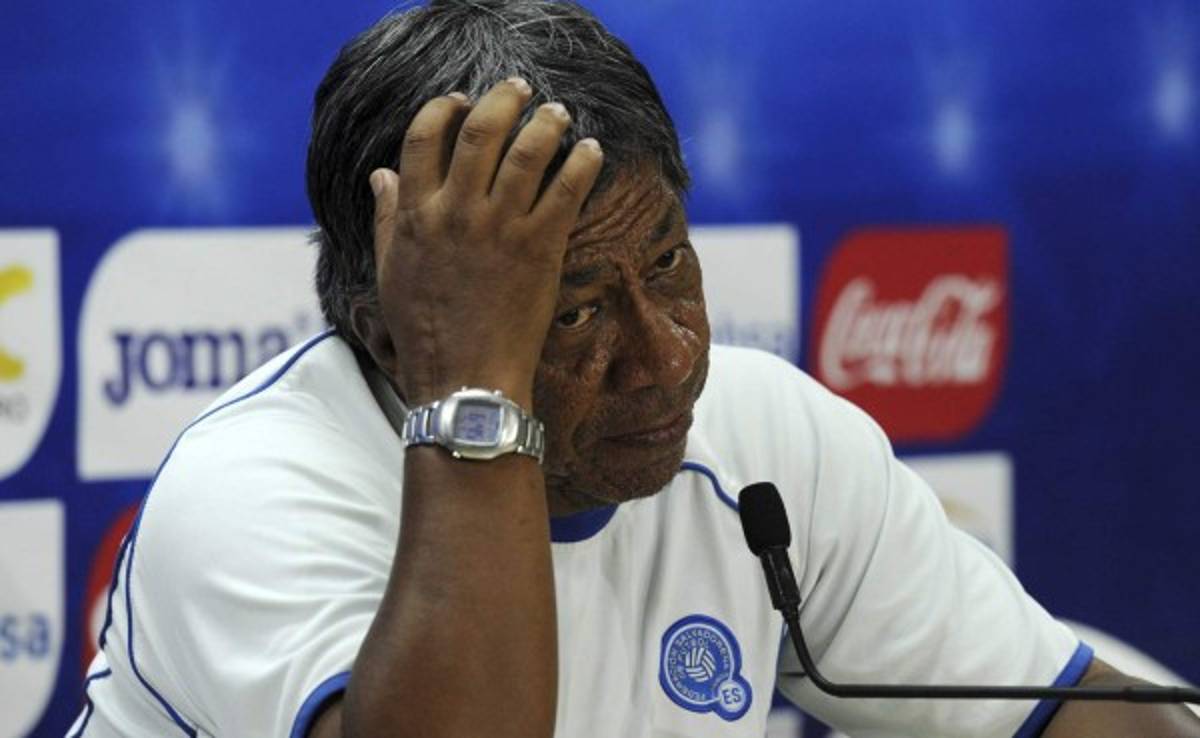 Técnico hondureño Primi Maradiaga demanda a Federación de El Salvador
