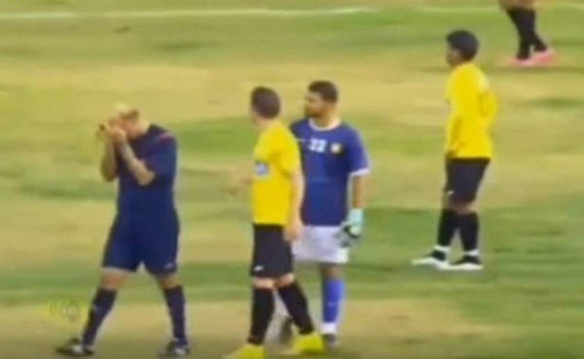 VIDEO: Los insultos del público que hicieron llorar a un árbitro