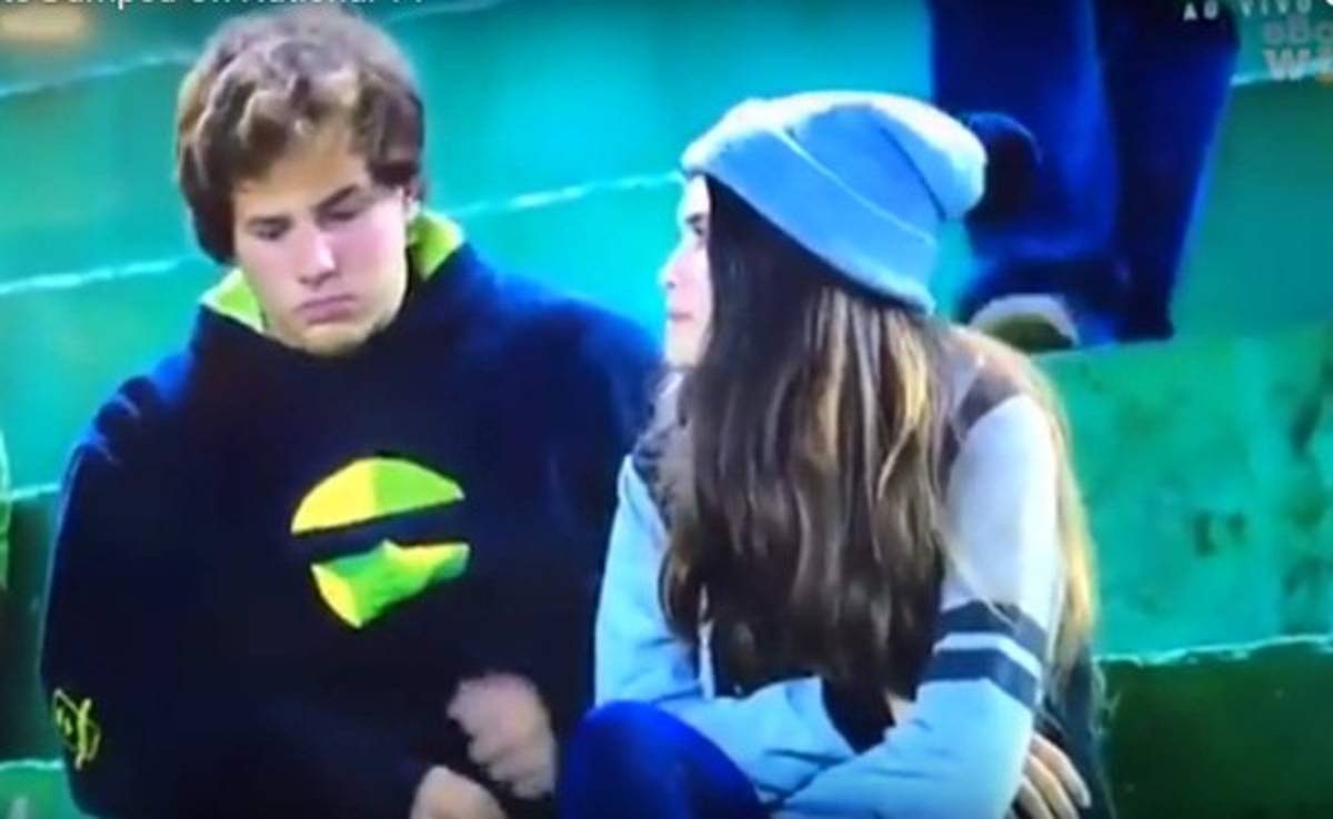 VIDEO: Chica le rompe el corazón a jovencito en pleno estadio en Brasil