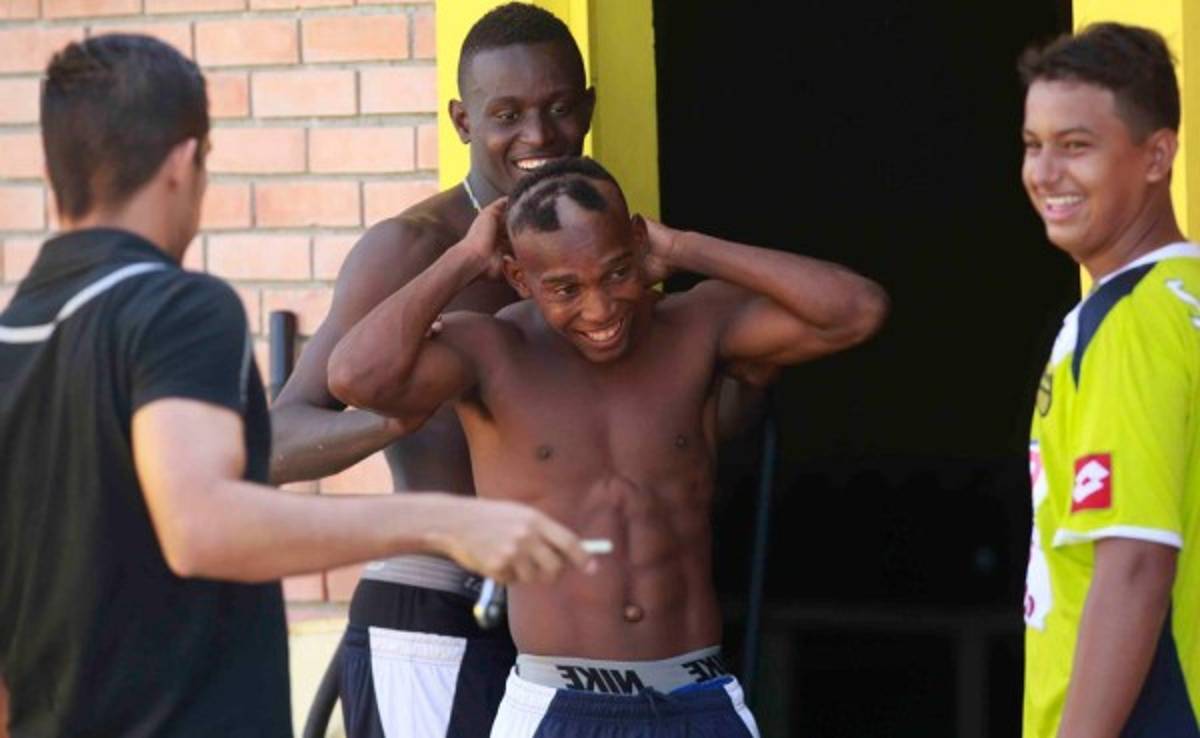 Rudy Meléndez dice adiós a su cabellera por debut con Real España