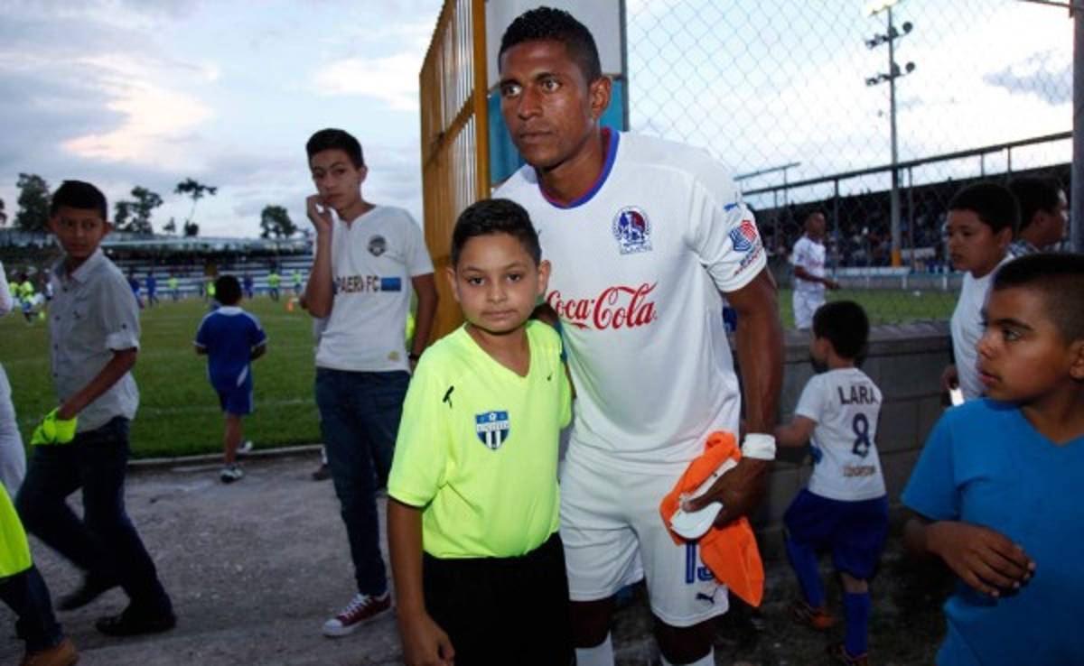 El hondureño Carlo Costly fue ovacionado por aficionados del Lepaera