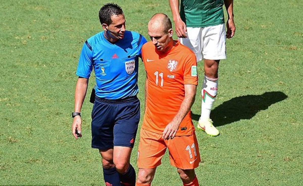 Se retira árbitro que pitó el polémico México-Holanda en Brasil 2014