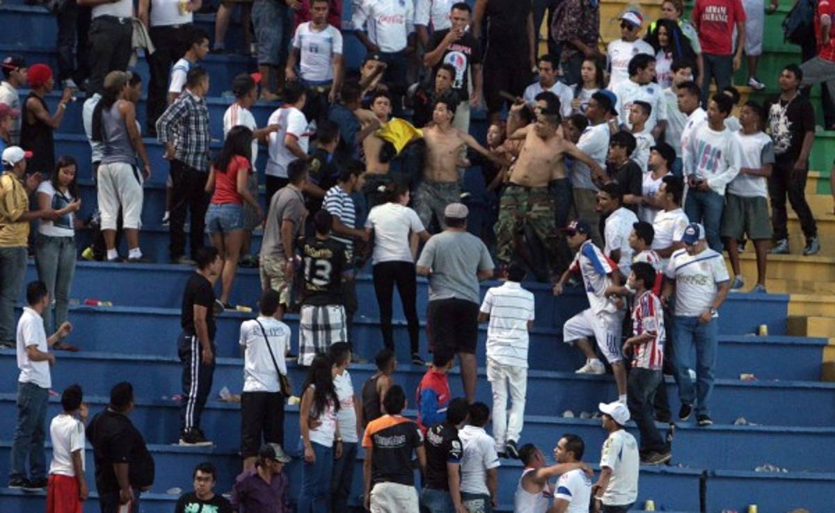 VIDEO: Aficionados del Olimpia se fueron a golpes en el Nacional