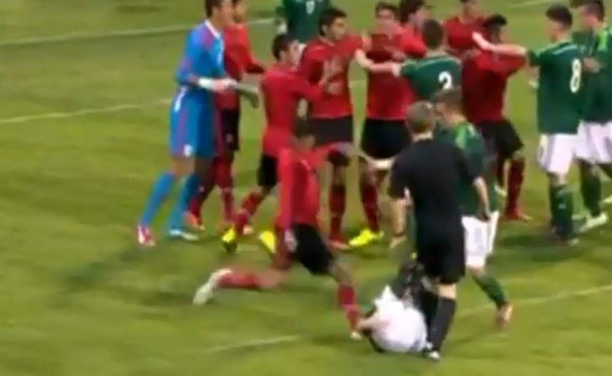 VIDEO: Brutal pelea entre jugadores de México e Irlanda