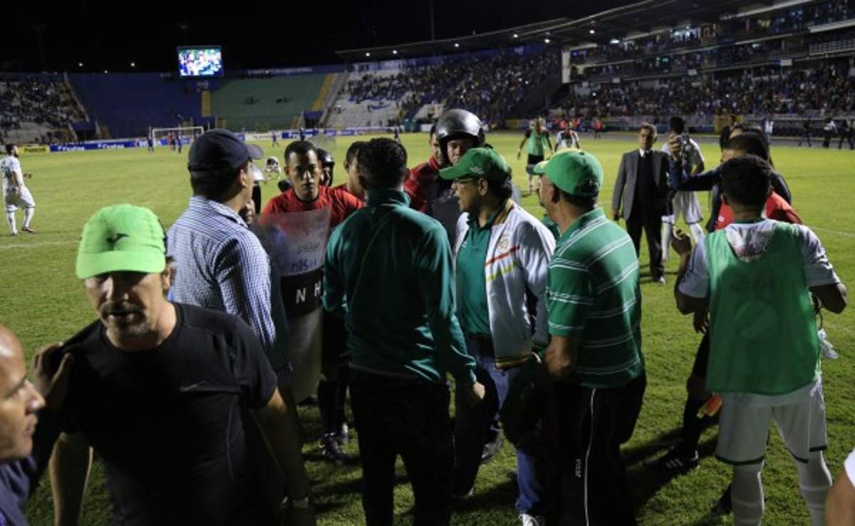 Marathón se retiró del campo tras el penal anotado por Rubilio Castillo