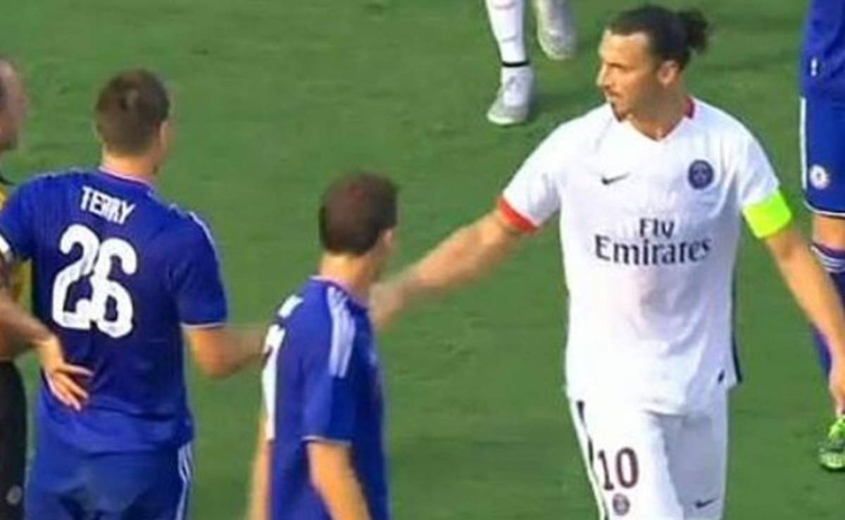VIDEO: El codazo que Ibrahimovic le propinó a John Terry