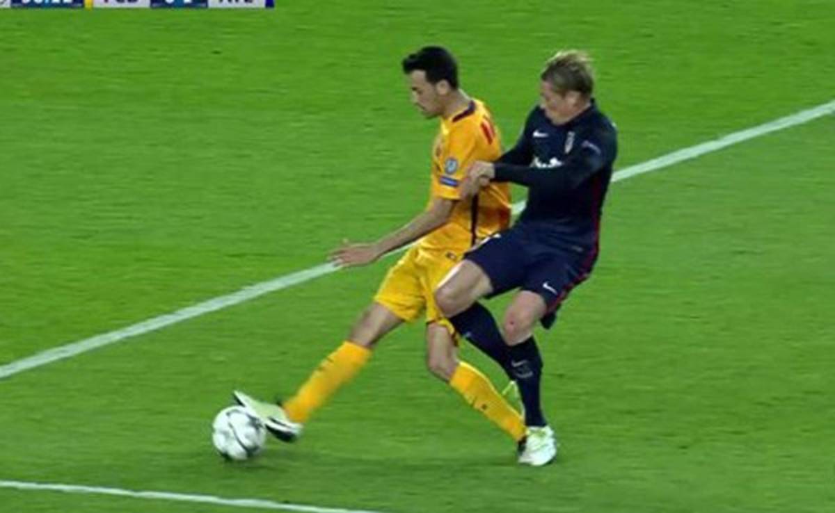 La drástica expulsión a Fernando Torres por falta a Busquets