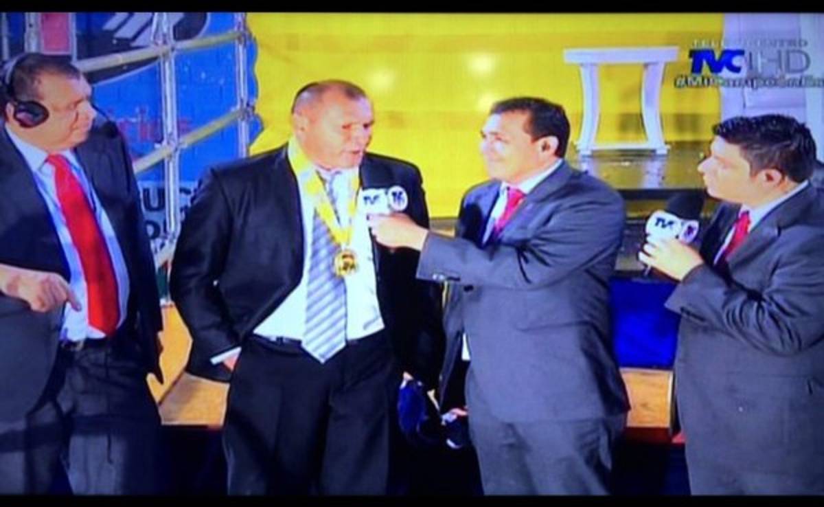 El técnico Wilmer Cruz también recibió medalla de campeón