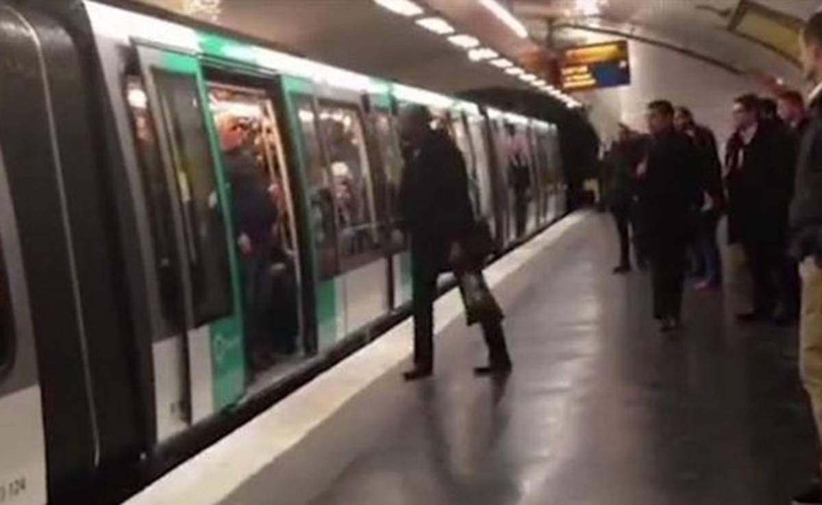 Aficionados del Chelsea no dejan subir al metro a una persona por su color de piel
