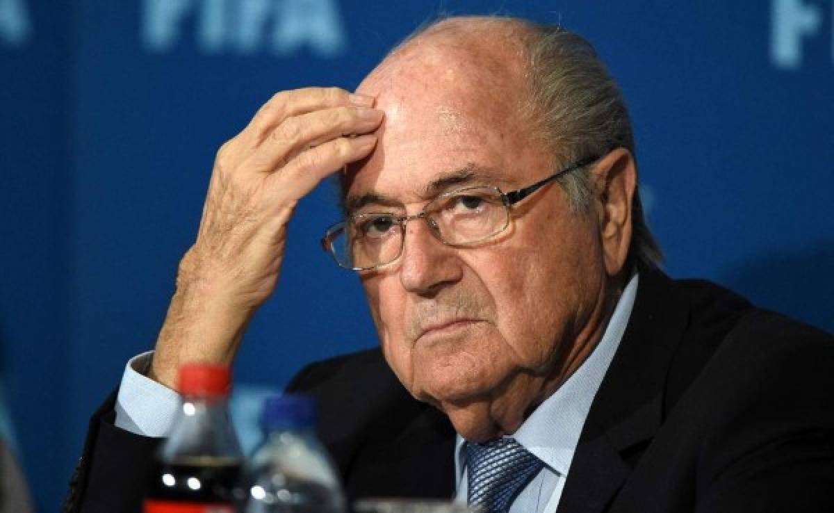 TI insta a Blatter a dimitir y a suspender la elección presidencial en FIFA