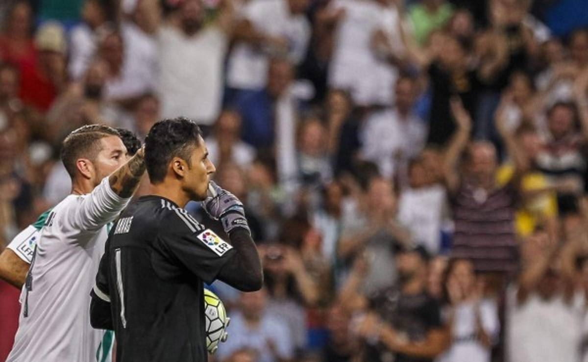 Keylor Navas sale ovacionado por todo el Santiago Bernabéu