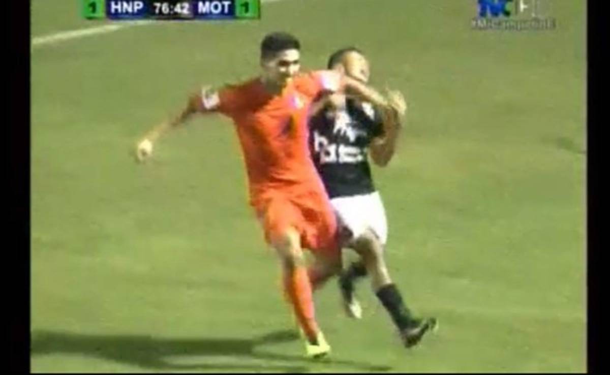 VIDEO: Armando Castro perdona a Irvin Reyna por un codazo a 'Ñangui' Cardona