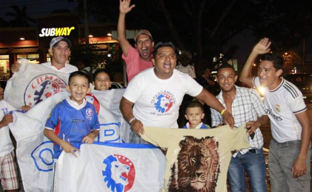 Aficionados inundan calles para festejar el título 29 del Olimpia