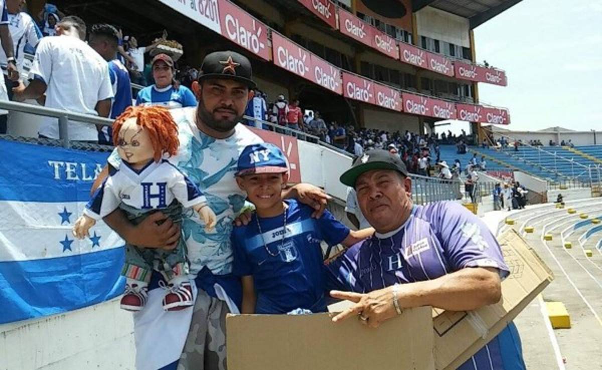 Aficionados hondureños se las ingenian para sofocar el fuerte calor de San Pedro Sula