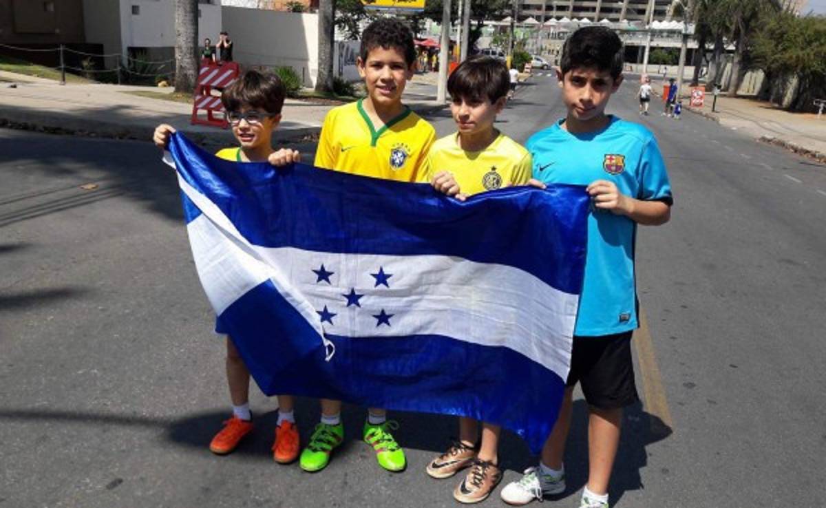 Los pequeños aficionados de Honduras en el estadio Mineirao de Brasil