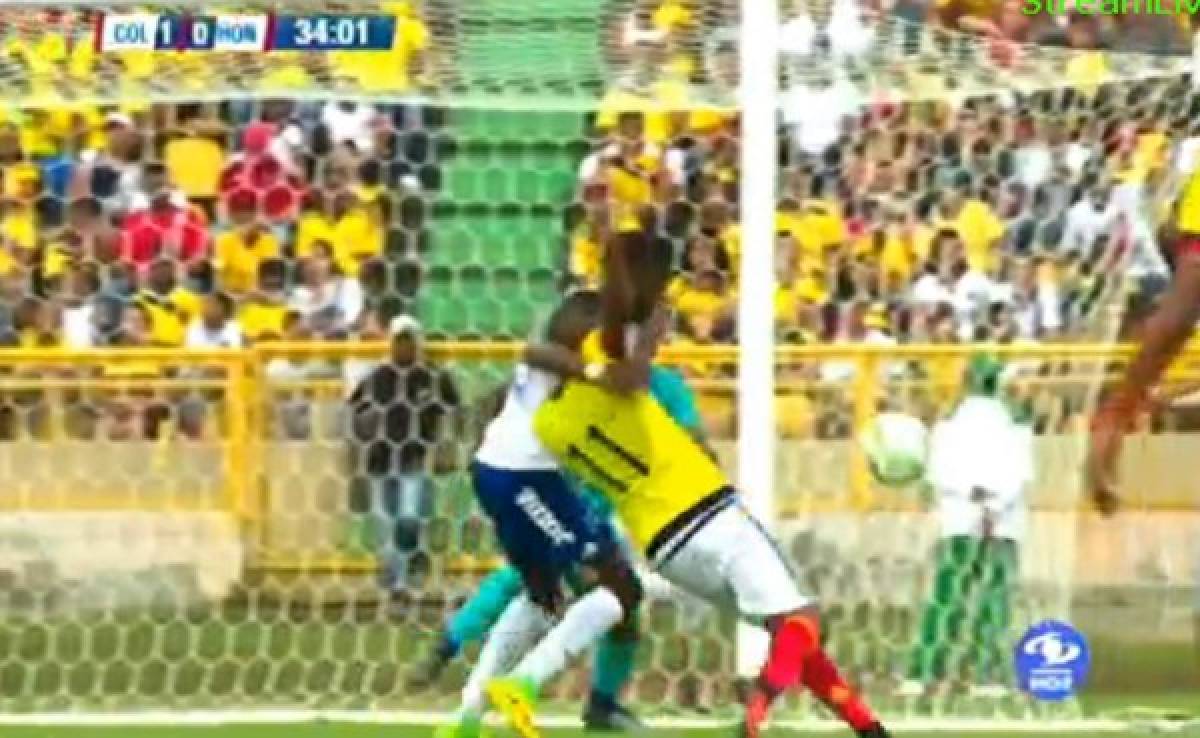 Momento en que Johnny Palacios se deja ganar la posición del balón en el área y Preciado anota el 1-0 para Colombia.